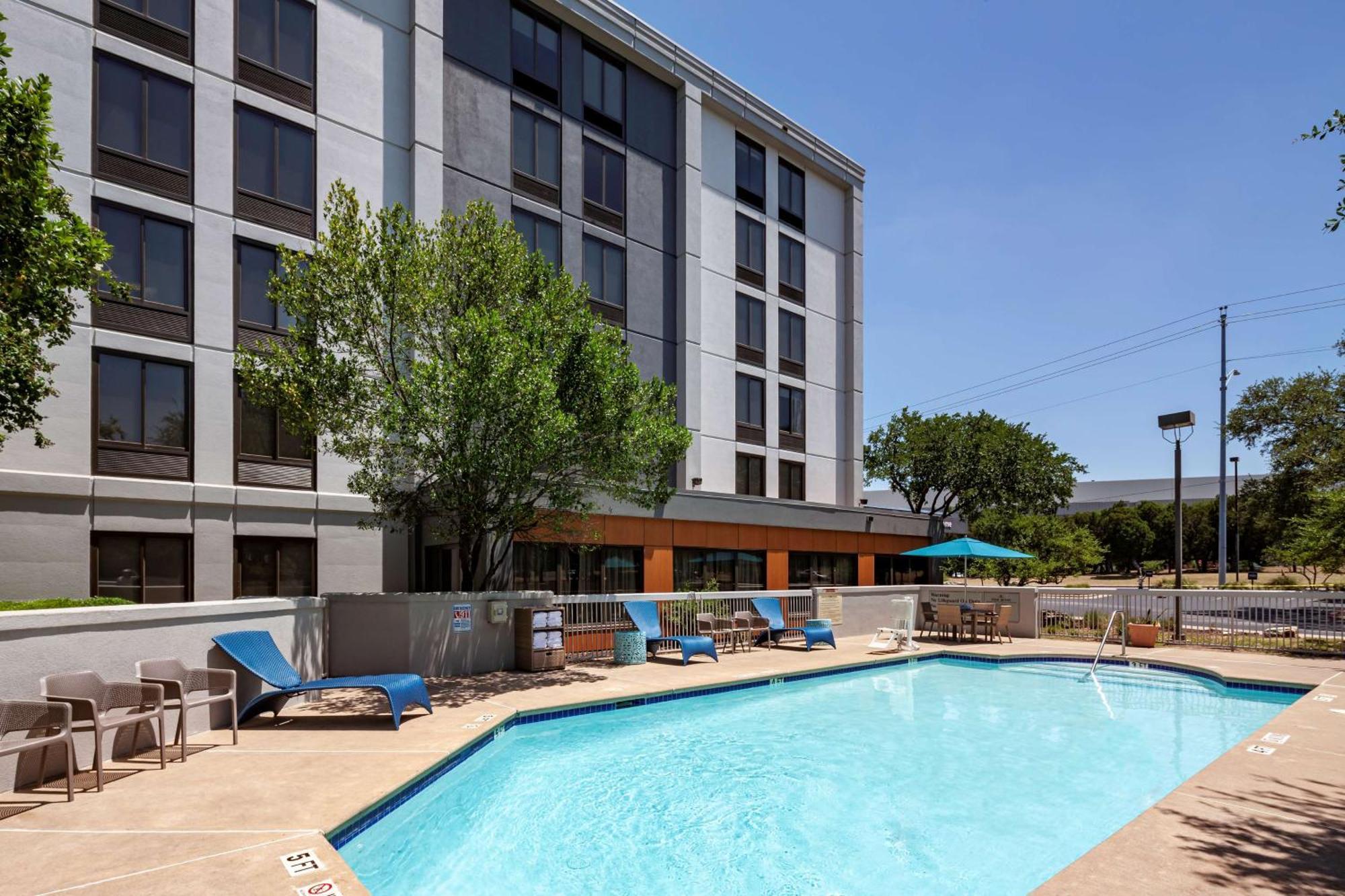 Hotel Hampton Nw Near The Domain 3*